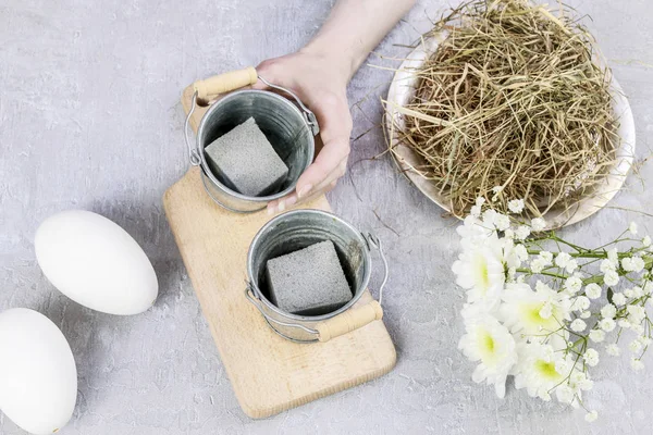 Hoe bloemstuk te maken met gans ei, chrysant en — Stockfoto