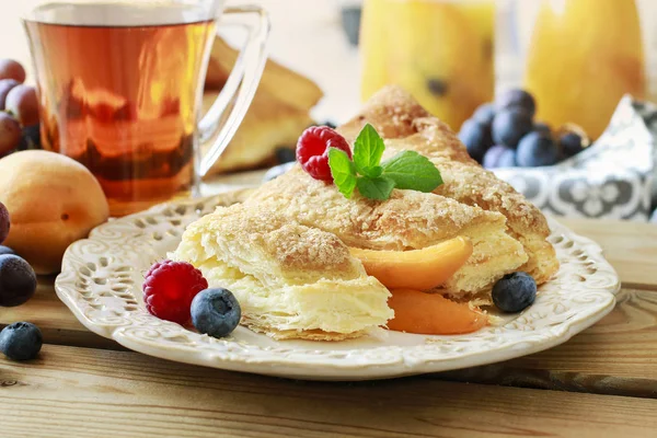 Delicious puff pastry cakes filled with cheese and fruits. — Stock Photo, Image