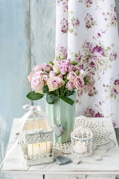 분홍색 장미, 빈티지 랜턴, 양초가 있는 테이블 장식. — 스톡 사진