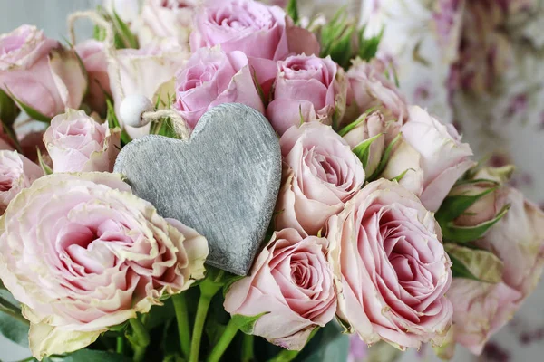 Ramo de rosas rosadas con corazón gris madera —  Fotos de Stock