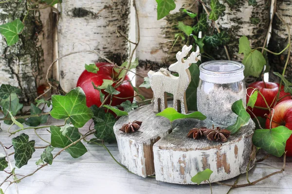 Glas mit Kerze, Moos, Efeublättern und hölzernen Hirschen — Stockfoto