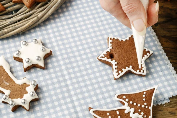 Cómo hacer galletas de jengibre de Navidad, tutorial . — Foto de Stock