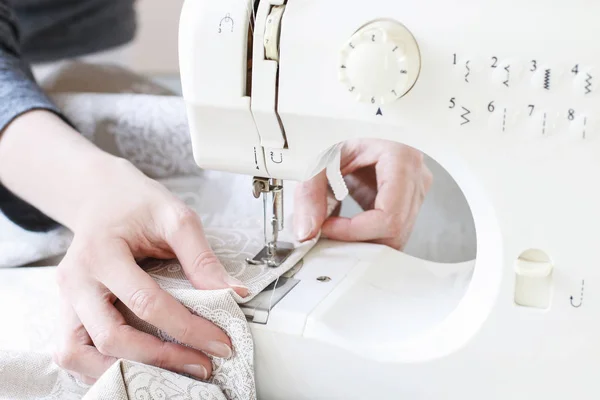 Mujer usando máquina de coser . — Foto de Stock