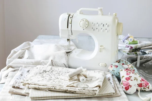 Máquina de coser y telas coloridas — Foto de Stock