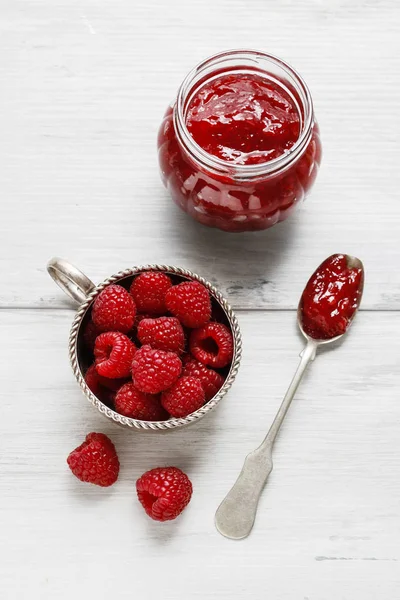 Bowl of raspberries and red jam. — Stock Photo, Image