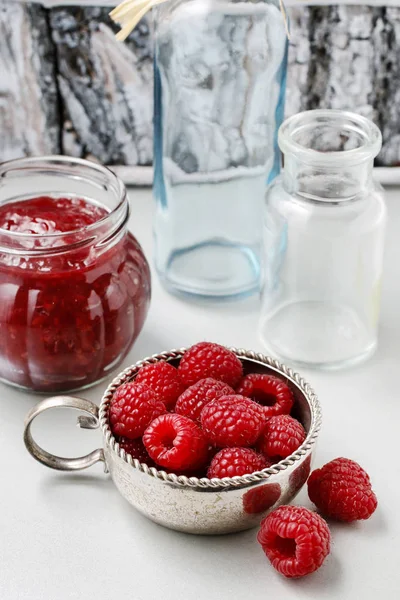 Bowl of raspberries and red jam. — Stock Photo, Image