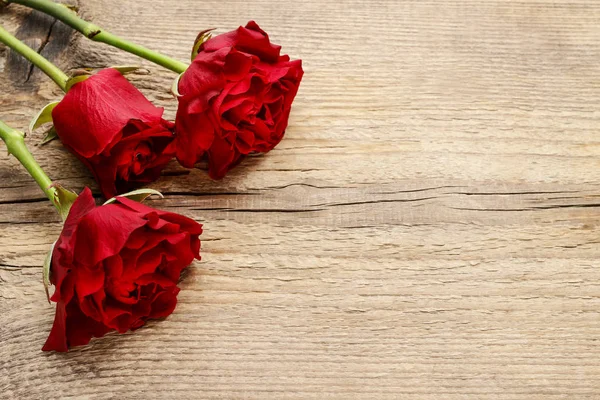 Red roses on wooden background — Stock Photo, Image