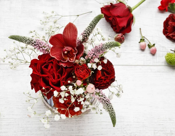 Проста квіткова композиція з червоними орхідеями, квітами ранункулюса — стокове фото
