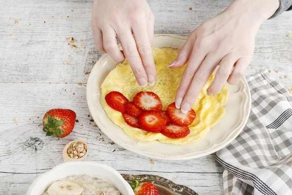 How to make homemade omelette with strawberries, tutorial. — Stock Photo, Image
