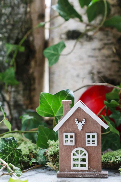 Casa de madera. Decoración tradicional de Navidad . — Foto de Stock