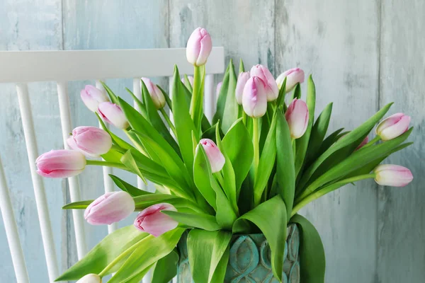 Duża wiązka tulipany w wazonie Ceramic — Zdjęcie stockowe