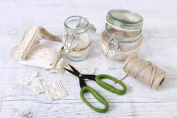 Cómo hacer frasco de vidrio decorado con encaje y cuerda —  Fotos de Stock