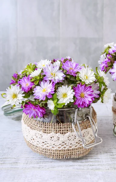 Ramo de flores de crisantemo púrpura y blanca en tarro de vidrio —  Fotos de Stock