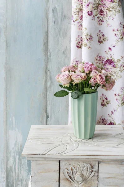 Buquê de rosas rosa em vaso cerâmico . — Fotografia de Stock