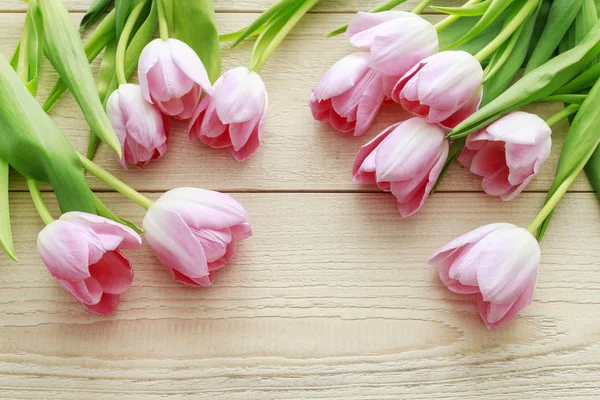Bonitas tulipas rosa e branco em madeira — Fotografia de Stock