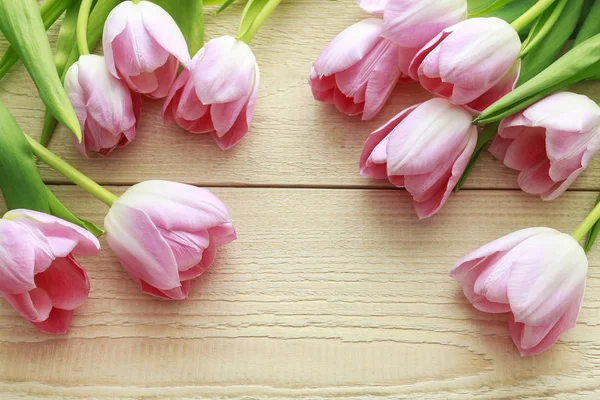 Belles tulipes roses et blanches sur bois — Photo