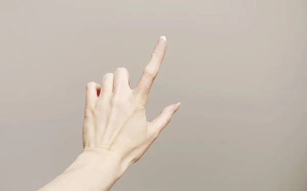 Kvinnans hand isolerad på grå bakgrund. — Stockfoto