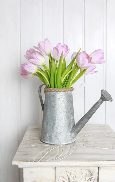 Ramo de tulipanes rosados en lata de riego de plata . —  Fotos de Stock