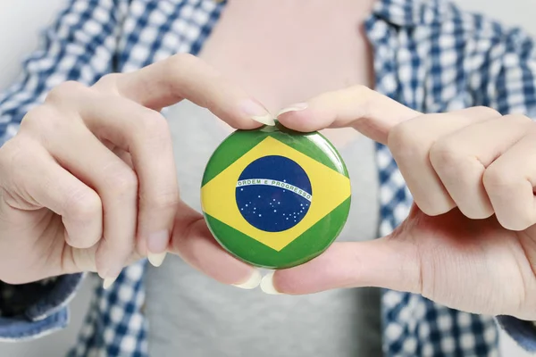 Düğme rozetine basılmış Brezilya bayrağı, kadın tarafından tutulan — Stok fotoğraf