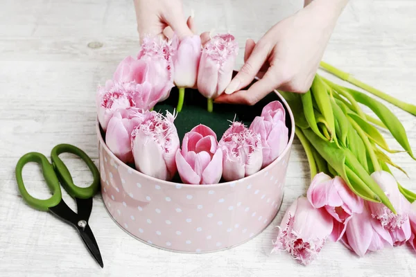 Jak zrobić piękne kropkowane pudełko kwiatów z tulipany, tutorial. — Zdjęcie stockowe