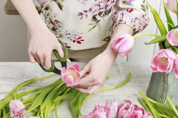 Come fare bella scatola di fiori punteggiata con tulipani, tutorial . — Foto Stock