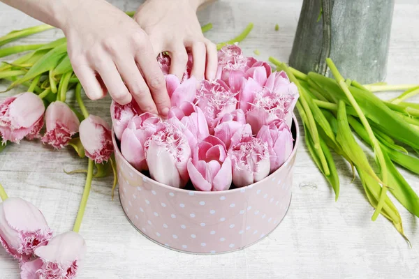 Πώς να κάνει όμορφη διακεκομμένη λουλούδι κουτί με τουλίπες, φροντιστήριο. — Φωτογραφία Αρχείου