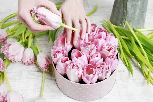 Πώς να κάνει όμορφη διακεκομμένη λουλούδι κουτί με τουλίπες, φροντιστήριο. — Φωτογραφία Αρχείου