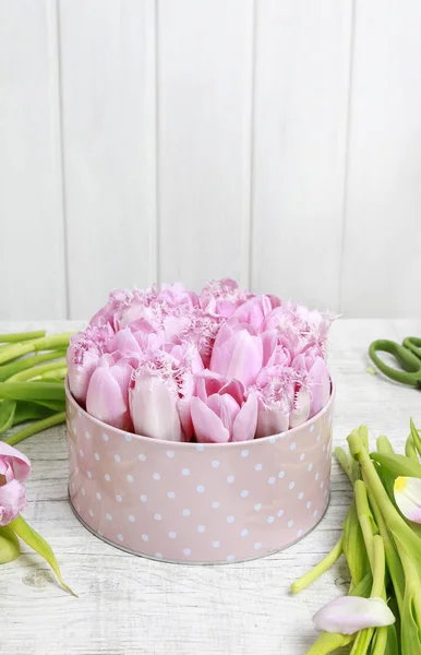 Come fare bella scatola di fiori punteggiata con tulipani, tutorial . — Foto Stock