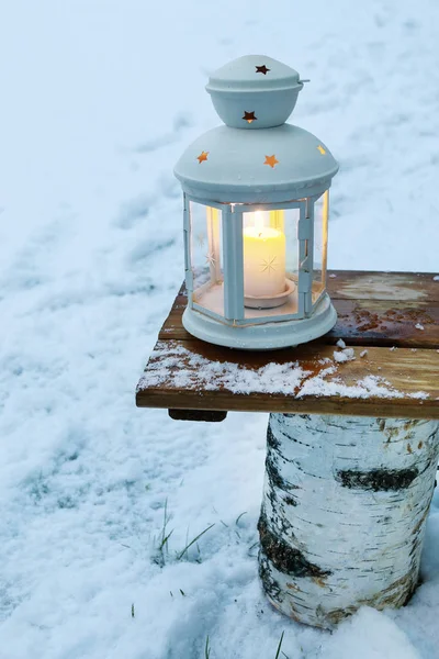 Lanterna nel giardino d'inverno — Foto Stock