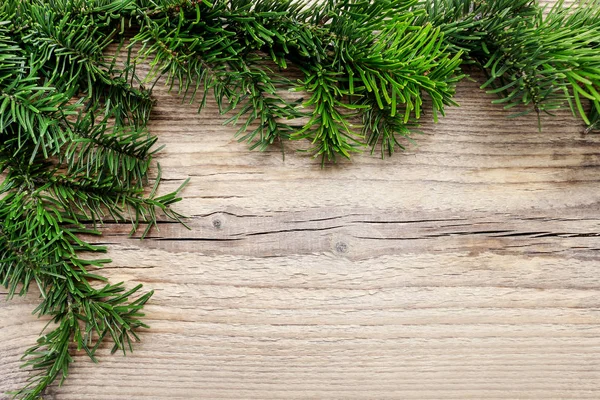 Ghirlanda di abete su sfondo di legno — Foto Stock