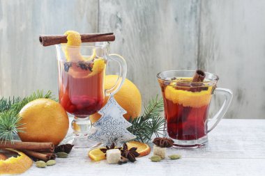 Baharat ve portakal kabuğu ile Noel içeceği