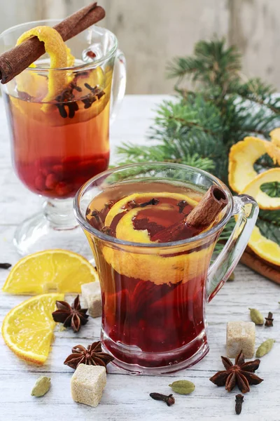 Weihnachtsgetränk mit Gewürzen und Orangenschalen — Stockfoto