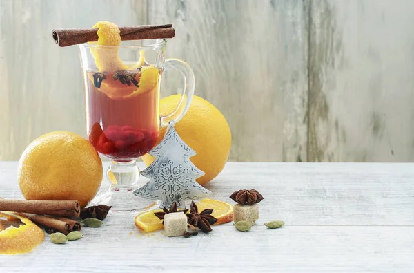 Bebida de Natal com especiarias e casca de laranja — Fotografia de Stock