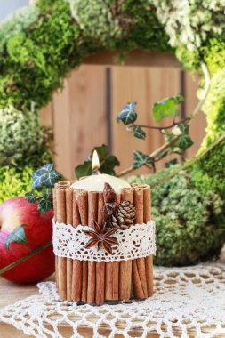 Tarçın ile dekore edilmiş mum