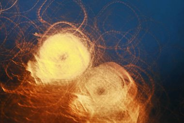 Sıcak turuncu daireler ve soğuk dar ile bulanık soyut arka plan