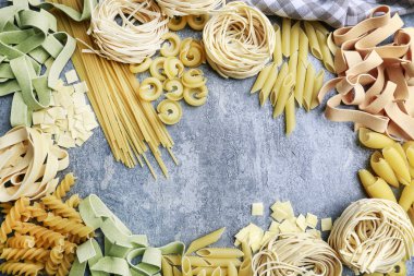 Karışık Türler ve gri taş üzerinde İtalyan makarna şekilleri, artalan