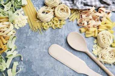 Karışık Türler ve gri taş üzerinde İtalyan makarna şekilleri, artalan