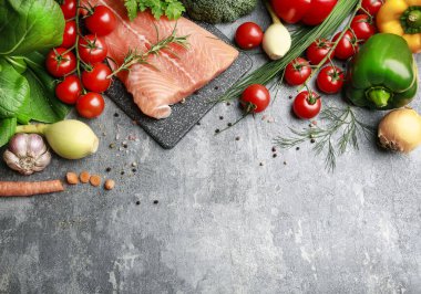 Taş arka planda çiğ balıklar ve sebzeler