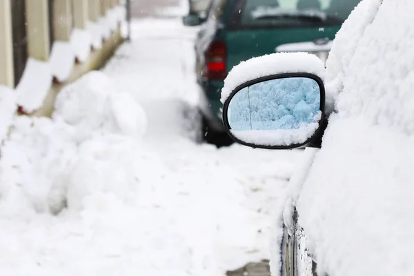 Backspegeln under snön. — Stockfoto