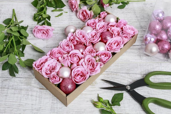 Wie man einfache Pappschachteln in romantische Valentinstage verwandelt — Stockfoto