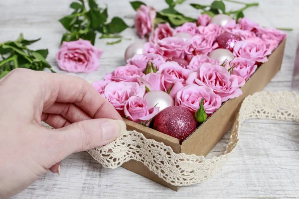 Hoe eenvoudige papieren doos om te zetten in romantische Valentijnsdag — Stockfoto