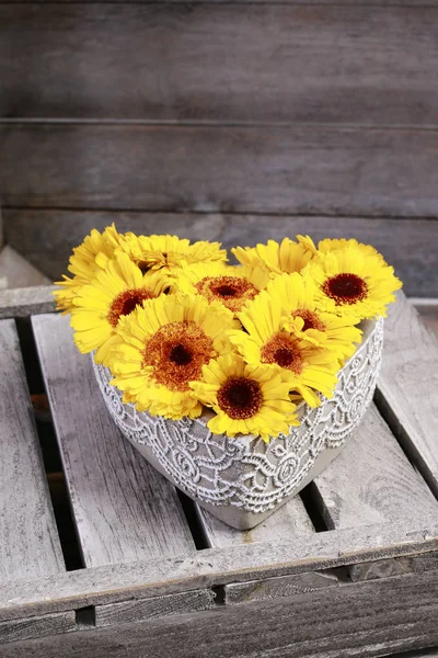 Wie man einfache Blumenarrangements mit Sonnenblumen macht, Anleitung. — Stockfoto