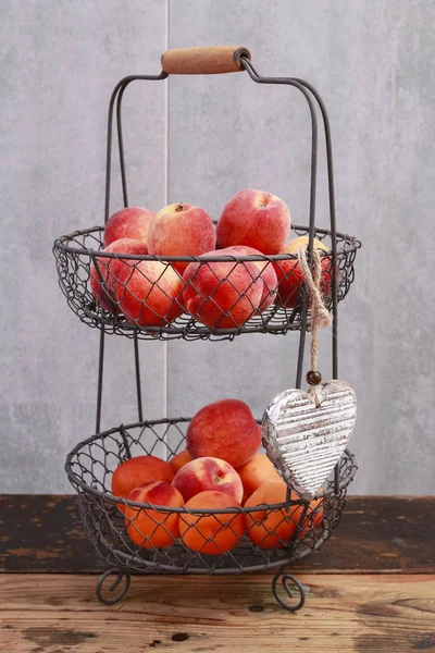 Basket of peaches. — Stock Photo, Image