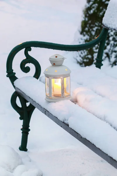 Panchina coperta di neve e adorabile lanterna bianca — Foto Stock