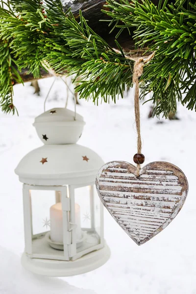 Έλατο, σιδερένιο φανάρι και ξύλινες καρδιές που κρέμονται το χειμώνα GA — Φωτογραφία Αρχείου
