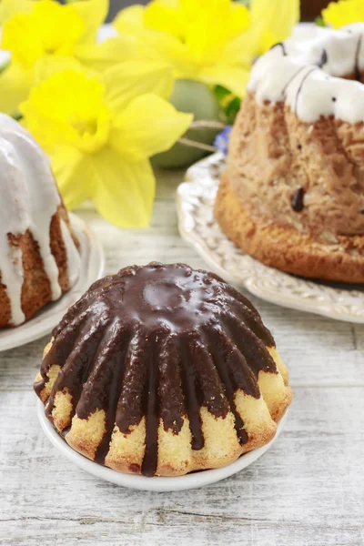 Traditional easter cakes and bouquet of daffodils in the backgro — Stock Photo, Image