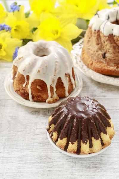 Traditionelle Ostertorten und Narzissensträuße im Hintergrund — Stockfoto