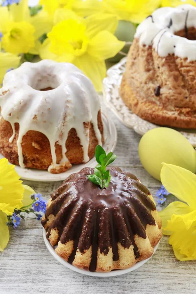 Torte pasquali tradizionali e bouquet di narcisi nel backgro — Foto Stock