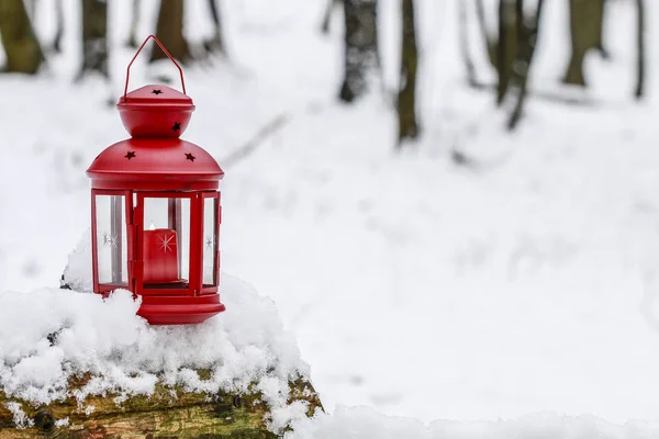 Lanterna vermelha na neve — Fotografia de Stock