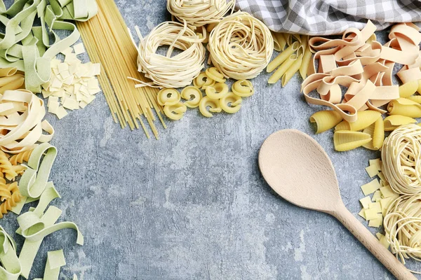 Tipos y formas mixtas de pasta italiana sobre piedra gris, fondo — Foto de Stock